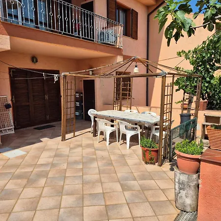 Minnie's 3 With Outdoor Gazebo *