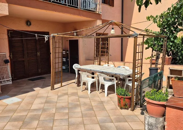 Minnie's 3 With Outdoor Gazebo *